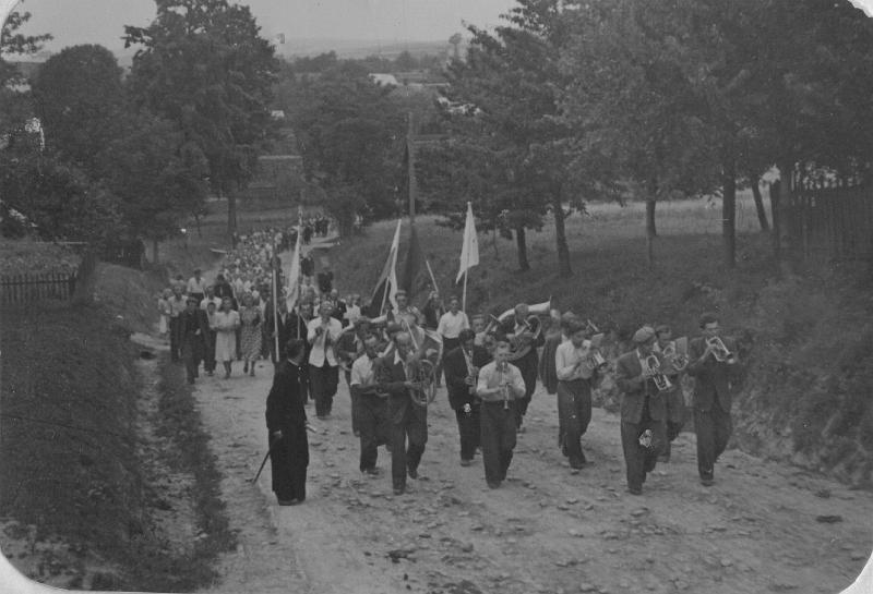 parafia polskokatolicka 1_09.jpg - Rok 1950 - 2 lipca. Otwarcie punktu PCK Pogotowia Ratunkowego w Łękach Dukielskich. Uroczysty pochód zmierza /pod Zielonkową górkę/ na miejsce.